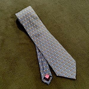 Vineyard Vines men’s steel grey dress tie.